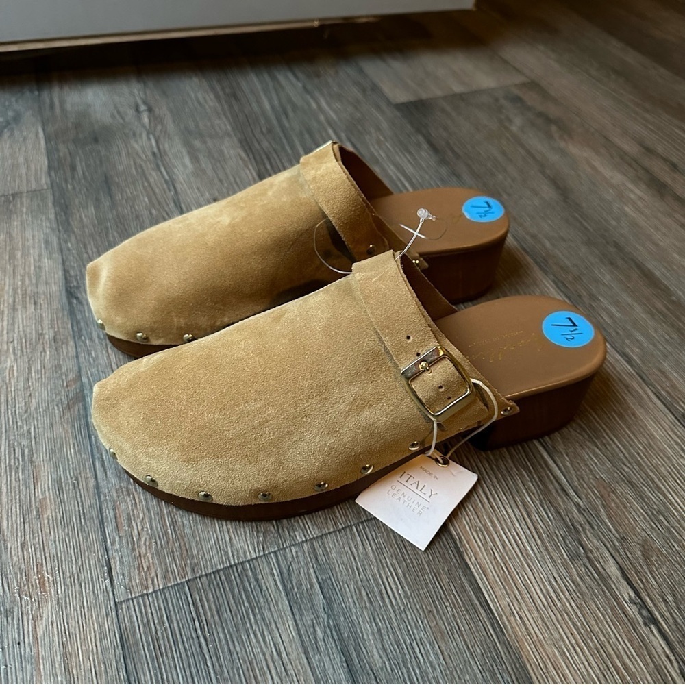 New AVELLINI Women’s Suede Beige CAMEL Clogs Sz 7.5 Made In Italy